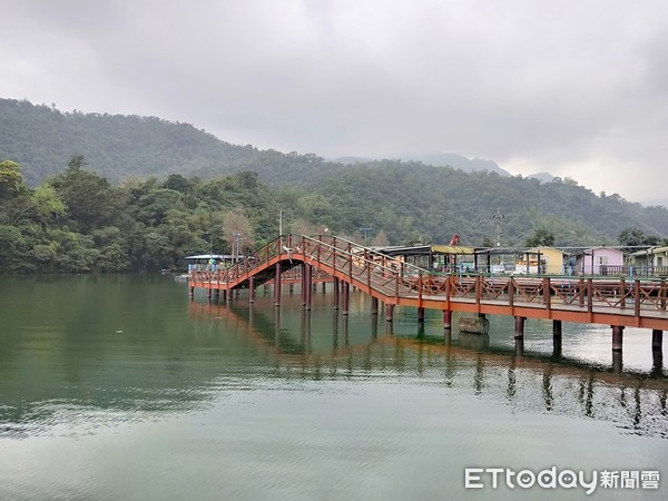 ▲▼宜蘭縣員山鄉大湖風景遊樂區自行拆除湖面相關遊樂設施，遊樂區董事長陳正光（下圖左1）也配合宜蘭地方法院人員強制收回。（圖／記者游芳男攝，下同）