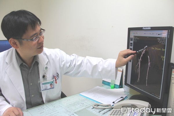 ▲李俊毅醫師表示,雙側腿部血管阻塞是非常罕見的狀況,應是長期抽菸及常搭乘長途飛機所致。(圖/記者黃孟珍翻攝)