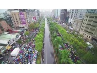 2019台北燈節踩街嘉年華遊行現場人潮。（圖／共訊）