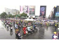 2019台北燈節踩街嘉年華遊行gogoro車隊。（圖／共訊）。