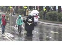 2019台北燈節踩街嘉年華遊行熊讚與東森得意狗。（圖／共訊）