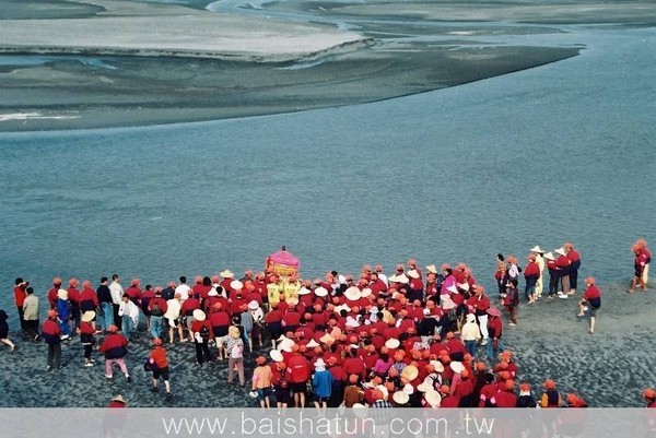 ▲▼白沙屯媽祖神轎狂搖「衝入濁水溪」　腳印奇蹟浮起！原因有玄機。（圖／白沙屯媽祖）