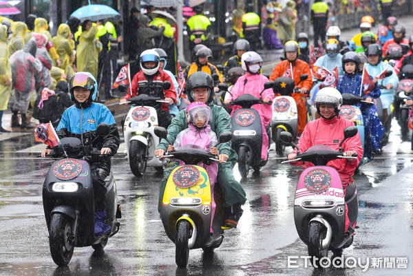 ▲▼2019台北燈節踩街嘉年華遊行,Gogoro電動機車前導車隊。（圖／記者李毓康攝）