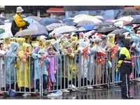 2019台北燈節踩街嘉年華遊行,西門町下起大雨,民眾撐傘穿雨衣等待遊行隊伍。（圖／記者李毓康攝）