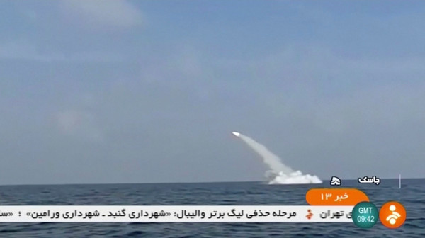 ▲▼ 伊朗在荷莫茲海峽附近進行海軍演習時，成功試射一枚巡弋飛彈。（圖／路透）