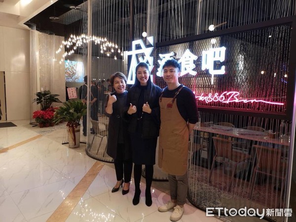 ▲▼ 國民黨立委許淑華(中)到餐酒館支持南投釀酒產業;中保集團總經理徐蘭英(左)、棧酒食文化總經理曾威翰(右)作陪。(圖/照片來源:棧酒食吧官方臉書)