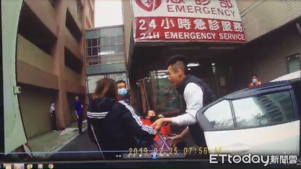 ▲員警用巡邏車開道,只花了不到一半的時間就抵達醫院,5分鐘後順利生產。(圖/記者黃孟珍翻攝)