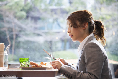 午休吃飯「同事連環call」　她晚回被刪好友...傻眼嘆：只是找嘸東西