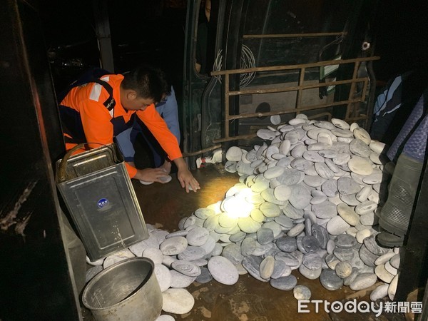 ▲盜採民眾箱型車內載滿了石頭,被海巡人員當場查獲。(圖/第一二海巡隊提供,下同)