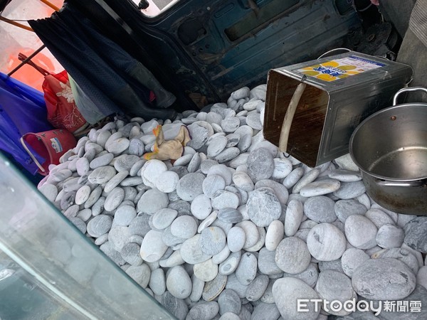 ▲盜採民眾箱型車內載滿了石頭,被海巡人員當場查獲。(圖/第一二海巡隊提供,下同)