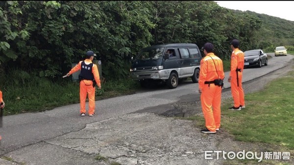 ▲盜採民眾箱型車內載滿了石頭,被海巡人員當場查獲。(圖/第一二海巡隊提供,下同)