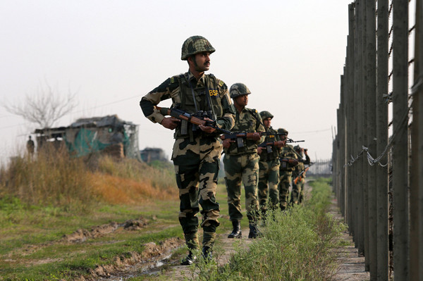▲▼印度軍隊加強邊界巡視。（圖／路透）