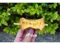 雙層起司中的起司條加上乳酪絲，趁熱吃下去還會牽絲