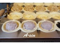 這攤小時候紅豆餅有很多種口味，除了基本三樣之外，還有珍珠、芋頭、oreo、鮪魚玉米、薯泥起司和不定時才會出現的隱藏版，如限量的辣小魚乾炒飯口味。