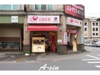 下次來宜蘭玩，肚子餓了可以來買紅豆餅當小點心，攤車就位在女中路上，靠近宜蘭大學的一間彩券行旁，吃吃看小時候味道的紅豆餅。