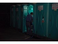 「人人咬牙忍著，撐了這麼久，連我自己都有點懷疑，到底是什麼力量，足以讓暗黑中的身影，一步又一步走著」。
