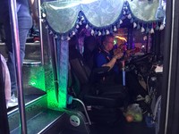 從照片中可見，一名名工作人員辛苦的工作著，接駁車司機忙到沒有時間好好吃一口飯。