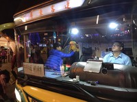 對此，屏東縣長潘孟安放上了幾張照片，不捨地向工作人員喊話：我像這一群夜行者致敬。