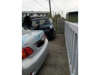 ▲▼林姓網友一行人5車，228連假到宜蘭旅遊，車停五結民宿老闆提供的位置，卻遭不名人士戳胎、噴漆（圖／擷取自宜蘭爆料公社，下同）