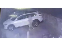警方調查，林姓網友等人是遠從苗栗至宜蘭玩，警方接獲報案後已立即調閱監視器，確認犯嫌是一名頭戴安全帽、口罩遮掩面目的中年男子，且全程徒步犯案。