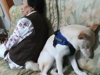 只見狗狗半夢半醒，甚至差一點就要整隻趴下來，卻還是強打起精神、把頭抬起，瞇瞇眼硬撐的模樣，讓正在拍攝的爸爸笑翻。