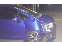 至於溫姓休旅車駕駛僅受輕傷，不過他的車前擋風玻璃、車頭嚴重損毀。