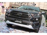 第4代RAV4一改先前樣貌，在粗曠越野風格中，又不失精緻的豪華質感。