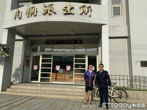 ▲港男來台單車遊,錢包掉計程車大溪警尋回。(圖/大溪警分局提供)