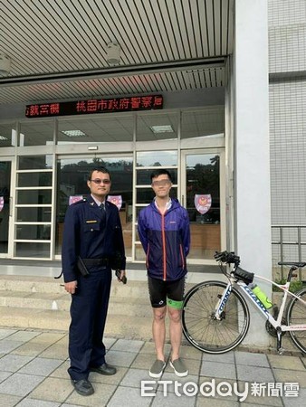 ▲港男來台單車遊,錢包掉計程車大溪警尋回。(圖/大溪警分局提供)