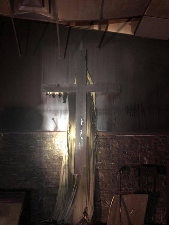 ▲▼美國一間教堂火災後，消防隊員竟發現屋內聖經和十字架都完好無缺，PO網與眾網友分享 。（圖／翻攝自FB／Coal City Fire Department）