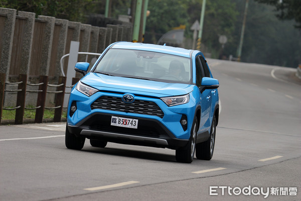 ▲台灣進口休旅車霸主大翻新　TOYOTA RAV4油電旗艦版試駕。（圖／記者張慶輝攝）