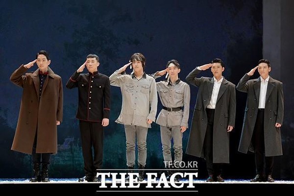 INFINITE隊長金聖圭(左二)目前與和他一樣服役中的SHINee溫流(左一)、姜河那(左三起)、2AM趙權、高恩星與池昌旭一起演出國軍音樂劇《新興武官學校》。(翻攝自the fact網站)