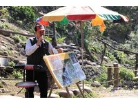 至於遊客們最期待的餵食秀，表演時間為假日11點、2點、4點，平日11點半、2點半、4點半則是只有簡單介紹獼猴生態，所以如果你想看獼猴表演，可以選擇在假日來訪。