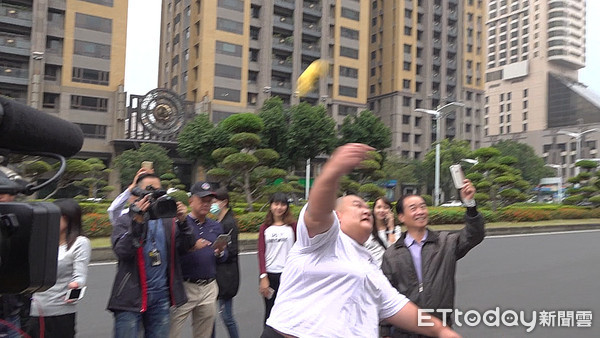 ▲▼髮蠟哥向韓國瑜丟香蕉抗議。（圖／記者賴君欣攝）