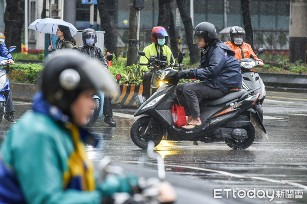 ▲▼寒流,冷氣團,下雨,雨天,雨傘,冬天,保暖。（圖／記者林敬旻攝）