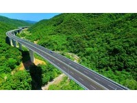 若民眾要一睹這段藏橋於林的高架橋，從現有的省道台九線450.5公里處旁的土地公廟，往山谷裡頭眺望，就可以清楚看到這條公路美景，喜歡攝影的朋友一可以來捕抓這條美麗巨蛇。