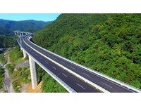 該路段有5大亮點，包含全長6.3公里就有4.9公里高架橋、橋墩高達61公尺，等於30樓高、擁有最長跨徑150公尺、S行彎道以及兩側豐富的生態，西濱工程處坦言，也因為這些設計，施工過程非常辛苦，耗時5年才有辦法通車。