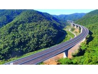 公路兩旁生態豐富。
