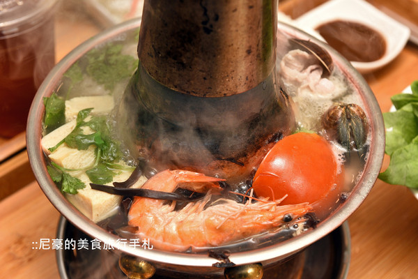 ▲台北一個人也可享用的酸菜白肉鍋。（圖／尼豪提供）