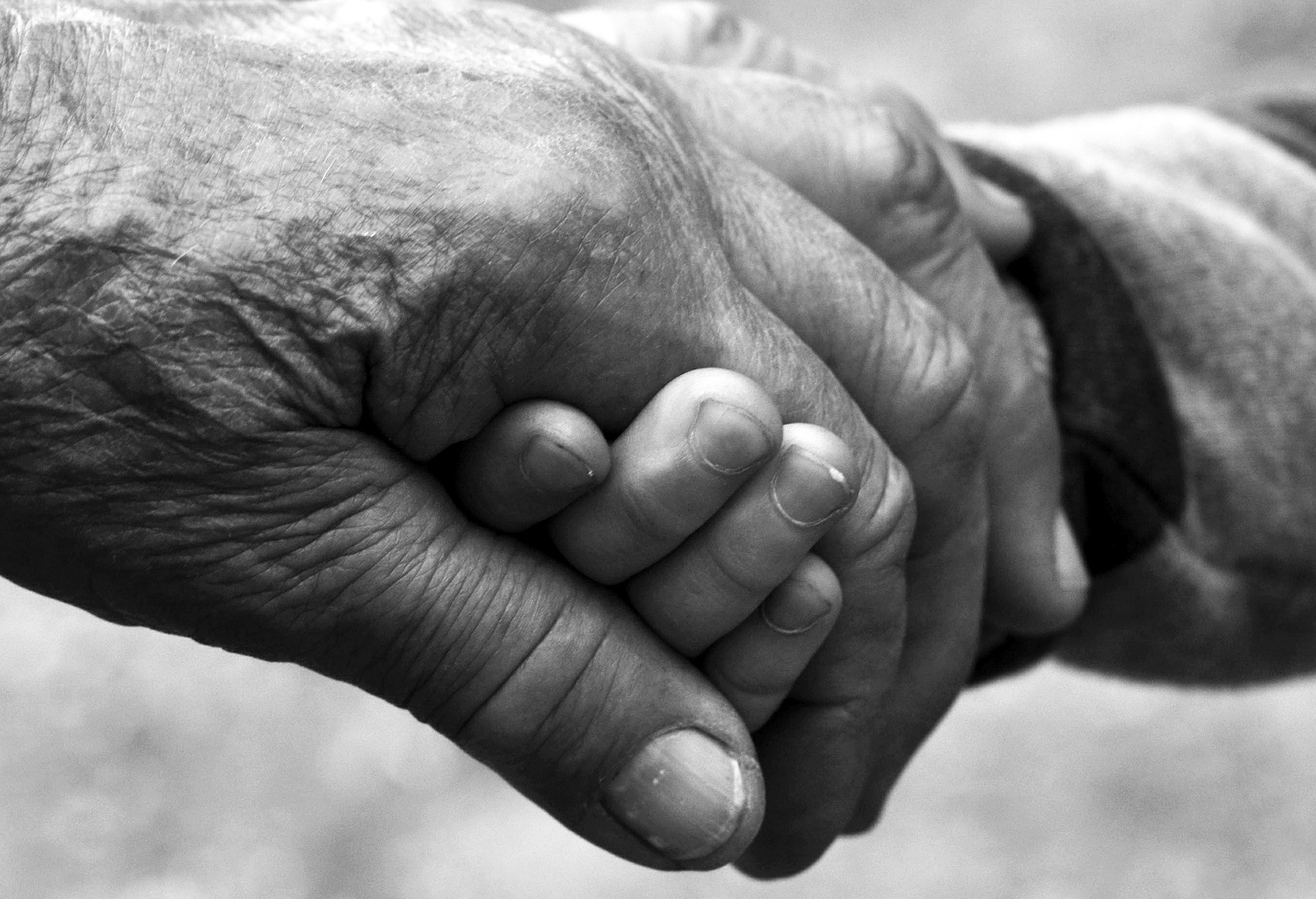 ▲▼ 阿嬤,外婆,祖孫,老人,牽手          。（圖／取自免費圖庫pixabay）