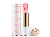 第3名 Lancome 絕對完美玫瑰大理石潤色護唇膏，整支唇膏以大理石紋為靈感設計，從外殼到唇膏本體都飄著仙氣，護唇膏滑順不黏膩，且能隨著唇部膚溫變色，色號601的玫瑰粉塗起來是淡淡的裸粉色，擦起來超有氣質。