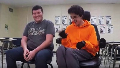 打工兩年「買輪椅送給摯友」　暖心少年受訪，記者發現他牛仔褲穿破了