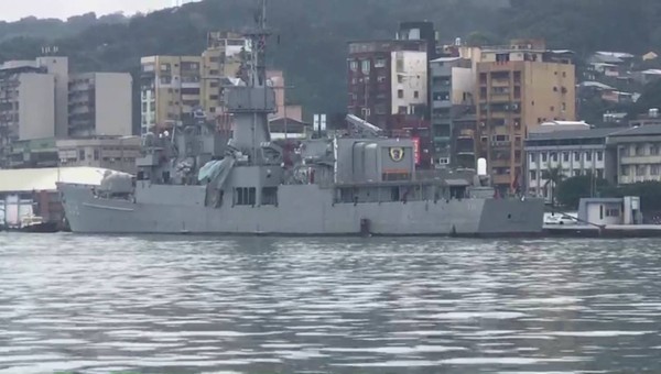 ▲▼海軍寧陽軍艦泊港遭撞。（圖／讀者提供）