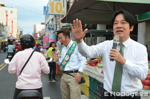 ▲前行政院長賴清德、民進黨候選人郭國文，到佳里市場拜票，請親讓這個認真做事又顧台灣的人能順利當選。（圖／記者林悅翻攝，下同）