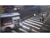 ▲▼公車從重慶北路右轉忠孝西路時，未注意、禮讓行人釀悲劇。（圖／記者邱中岳翻攝）