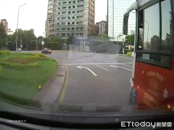 ▲大安警分局交通分隊長黃昱維呼籲民眾行經仁愛圓環須注意保持安全行車距離。(圖/記者張君豪翻攝)