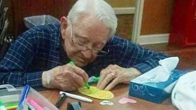 戴老花眼鏡「手抖寫卡片」感謝愛妻！92歲爺寵妻日常，孫女邊拍邊哭