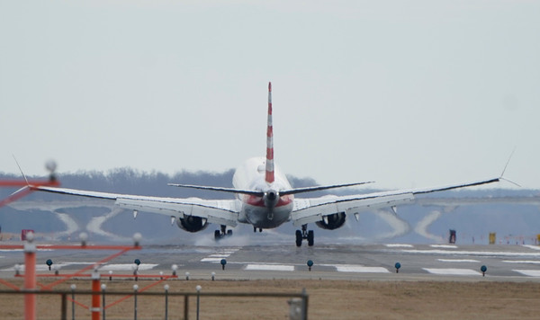 ▲▼波音737 MAX降落美國華府雷根國際機場。（圖／路透）