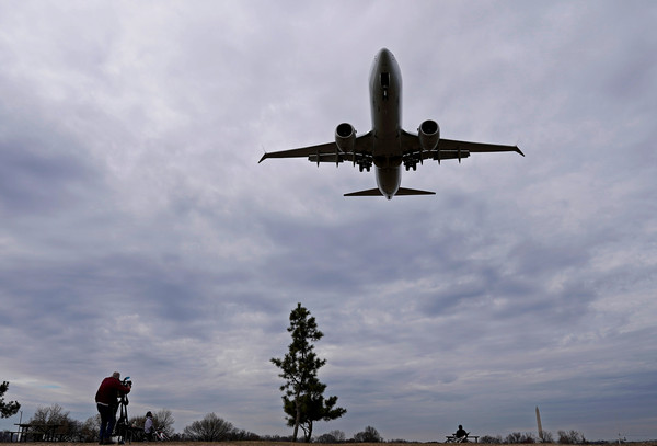▲▼波音737 MAX降落美國華府雷根國際機場。（圖／路透）
