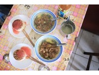 還記得那米糕如此的軟嫩、如此的樸實，加點傳統的辣醬、蒜泥就是人間美味。而那排骨酥湯相當的特別！